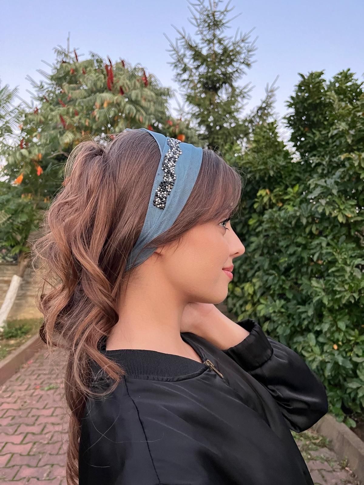 Batic din tul - Tucoaz cu accesoriu din pietre negre si gri